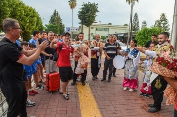 Cimnastik Milli Takımına Adana'da çiftetelli ile karşılama