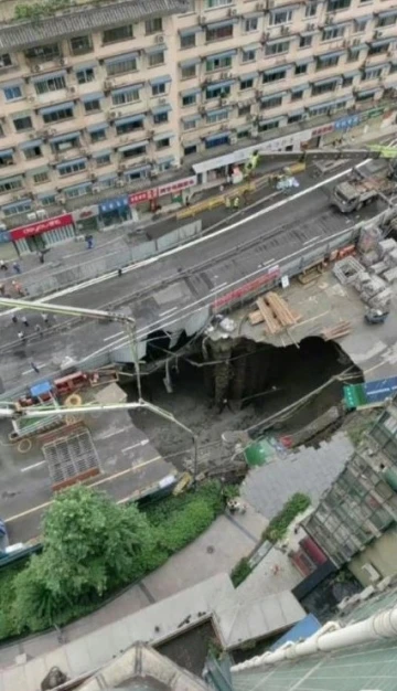 Çin’de metro inşaatı yakınlarında yol çöktü, 2 metrelik çukur oluştu
