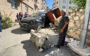 Cip önce otomobil ile römorka çarptı, sonra istinat duvarını yıktı: 1 yaralı
