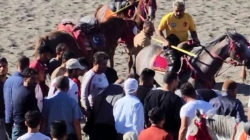 Cirit müsabakasında atlar çarpıştı, yerde kalan sporcunun üzerinden at geçti
