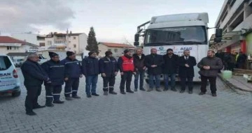 Çivril, deprem bölgesine 8 tır yardım gönderdi