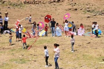 Cizre’de minik öğrencilerin uçurtma keyfi
