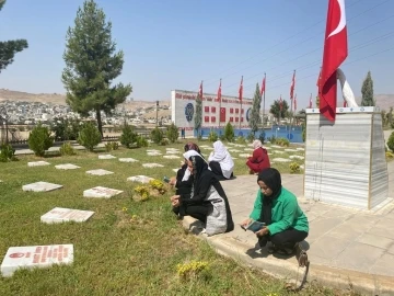 Cizreli kadınlar bombalı saldırıda şehit olan 12 polisi unutmadı
