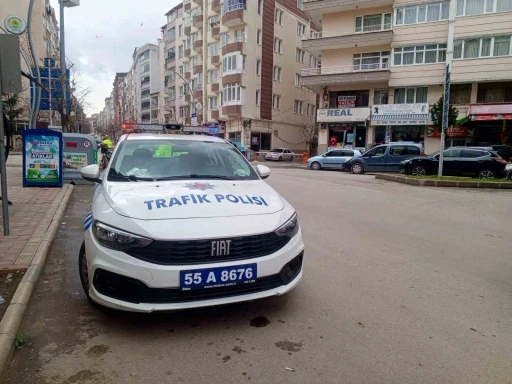 Çocuğunu hastaneye götüren yayaya otomobil çarptı
