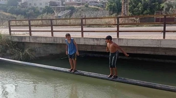 Çocuklar Adana sıcağında tehlikeye aldırış etmeyen kanallarda serinliyor
