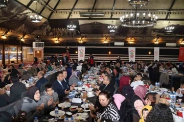 Çocuklar sevgi sofrasında iftar açtı
