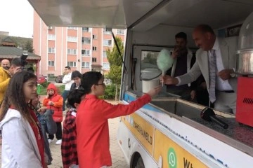 Çocukları mutlu eden bayram geleneği: Harçlık ve pamuk şeker dağıtıldı