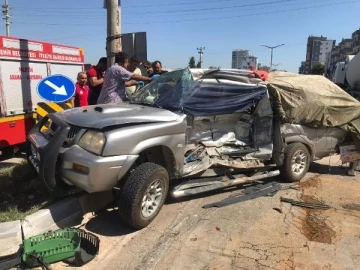 Çöp kamyonu, kavşakta kamyonete çarptı: 4 ölü, 4 yaralı