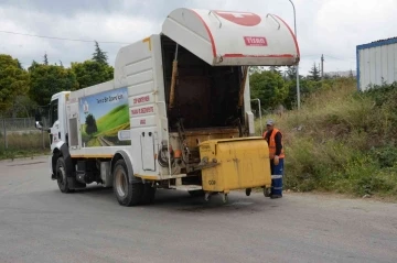 Çöp konteynerleri yıkanarak temizleniyor
