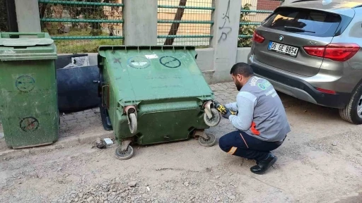 Çöp konteynırları yerinde tamir ediliyor
