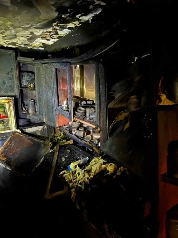 Çorlu’da ev yangını: Genç kızı itfaiye kurtardı
