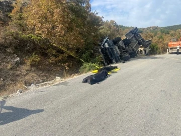 Çorum’da iş makinesi yüklü tır devrildi: 2 ölü
