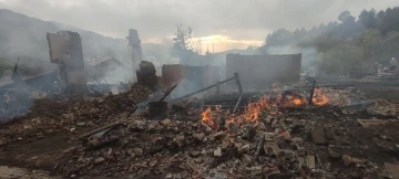 Çorum’da köy yangını: 3 ev ile 6 samanlık yandı
