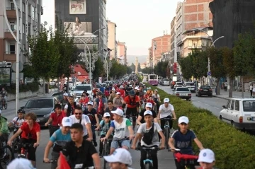 Çorum’da yüzlerce bisiklet sever sağlıklı yaşam için pedal çevirdi
