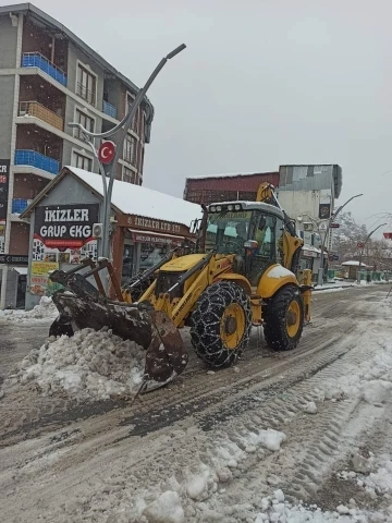 Çukurca Belediyesinden kar temizleme çalışması
