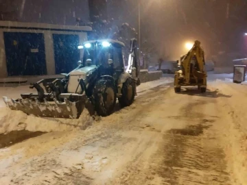 Çukurca’da kar küreme ve tuzlama çalışması
