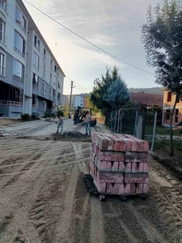 Cumayeri’nde alt yapıları tamamlanan yollar yapılıyor
