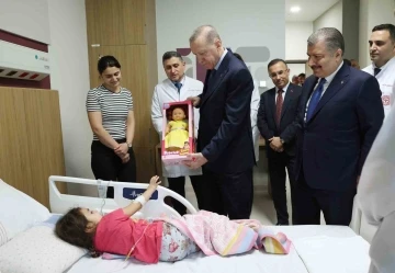 Cumhurbaşkanı Erdoğan açılışını yaptığı hastanede tedavi gören çocukları ziyaret etti
