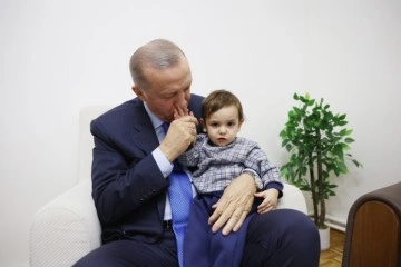 Cumhurbaşkanı Erdoğan, depremzede aileyi ziyaret etti