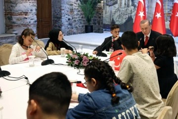 Cumhurbaşkanı Erdoğan Dolmabahçe Ofisi'nde depremzede çocukları kabul etti