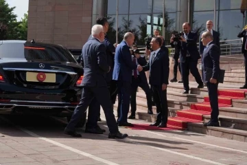 Cumhurbaşkanı Recep Tayyip Erdoğan, CHP Genel Başkanı Özgür Özel ile görüşmek için CHP Genel Merkez binasına geldi.
