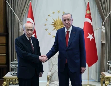 Cumhurbaşkanı Recep Tayyip Erdoğan ile MHP Genel Başkanı Devlet Bahçeli’nin görüşmesi başladı.

