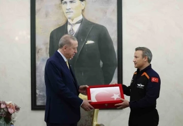 Cumhurbaşkanı Recep Tayyip Erdoğan, Türkiye’nin ilk  Astronotu Alper Gezeravcı’yı kabul etti.
