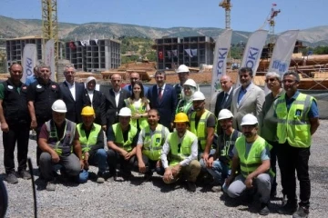 Cumhurbaşkanı Yardımcısı Yılmaz, Kahramanmaraş'ta deprem konutlarının inşaatını inceledi
