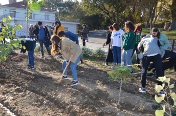 Cumhuriyet Bayramı nedeniyle lale dikimi etkinliği gerçekleşti
