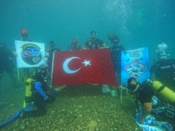 Cumhuriyet'in 100'üncü yılında Türk bayrağı açıp, dalış yaptılar/ Ek fotoğraflar