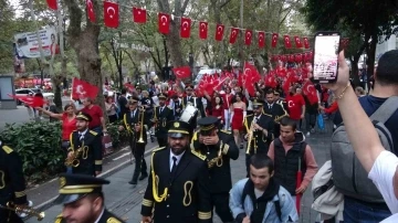 Cumhuriyet’in 100. yıl dönümünde fener alayında buluştular
