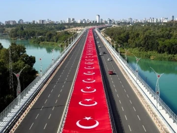 Cumhuriyetin 100’üncü yılı nedeniyle Adana 15 Temmuz Şehitler Köprüsü’ne devasa Türk Bayrağı serilecek