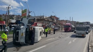 D-100’de tankerin çarptığı servis minibüsü devrildi: 1 yaralı
