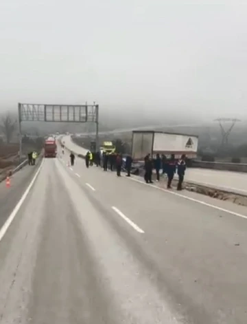 D100’de makaslayan tır yolu kapattı, kilometrelerce uzunlukta kuyruk oluştu
