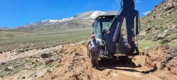 Dağcılar için Süphan Dağı’nda yol açma çalışması
