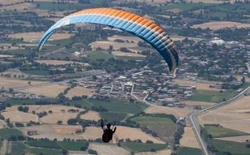 Dağda mahsur kalan paraşütçü kurtarıldı
