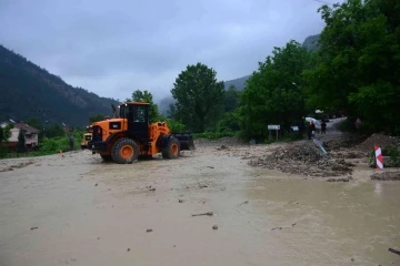 Dağlardan gelen yağmur suyu trafiği durdurdu, araçlar kontak kapattı
