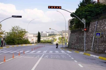 Daha güvenli ulaşım için o caddeye 28 uyarı ikaz flaşörü konuldu
