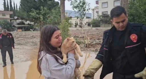 Dalda mahsur kalan kedisi kurtarılınca sevinçten gözyaşı döktü
