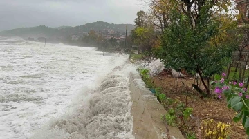 Dalgalar Karadeniz Sahil Yolu’na kadar ulaştı
