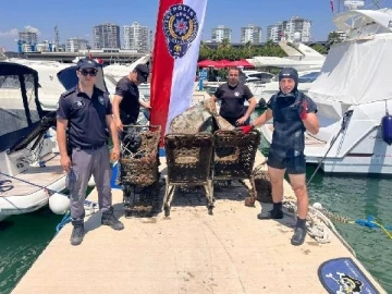 Dalgıç polislerin deniz temizliğinde su altından alışveriş arabaları çıktı