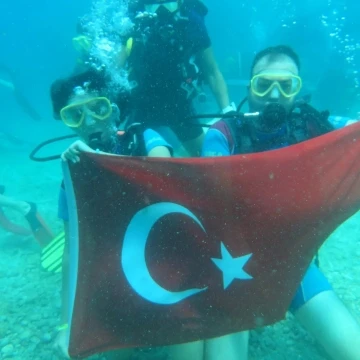 Dalgıçlık eğitimi alan Muğlalı çift denizin 40 metre derinliğinde Türk bayrağı açtı
