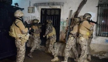 DEAŞ operasyonunda kapısı açılmayan eve "zırhlı araçla" müdahale