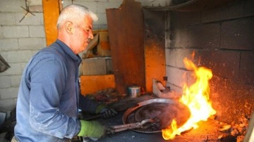 Dede mesleği kalaycılığı sürdürebilmek için kendi çabasıyla iş yeri inşa etti