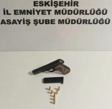 Denetimlerde aranan 2 kişi yakalandı, 4 ruhsatsız silah ele geçirildi
