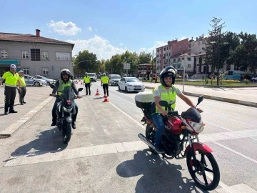 Denetlenen motosikletlilere reflektif yelek hediye edildi
