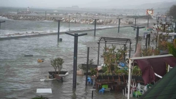 Deniz taştı, kordon sular altında kaldı
