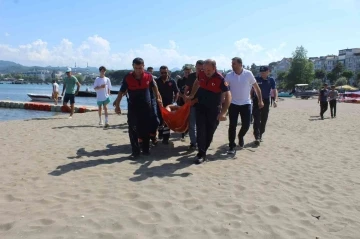 Denize düşen şapkasını almak isterken ölümden döndü
