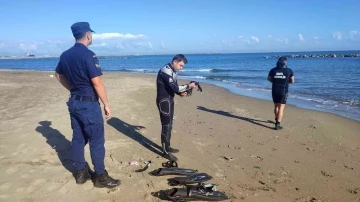 Denize giren afacan köpek dalgakıranların üstünde mahsur kaldı
