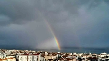 Denizin ortasında çıkan gökkuşağı kartpostallık görüntü oluşturdu
